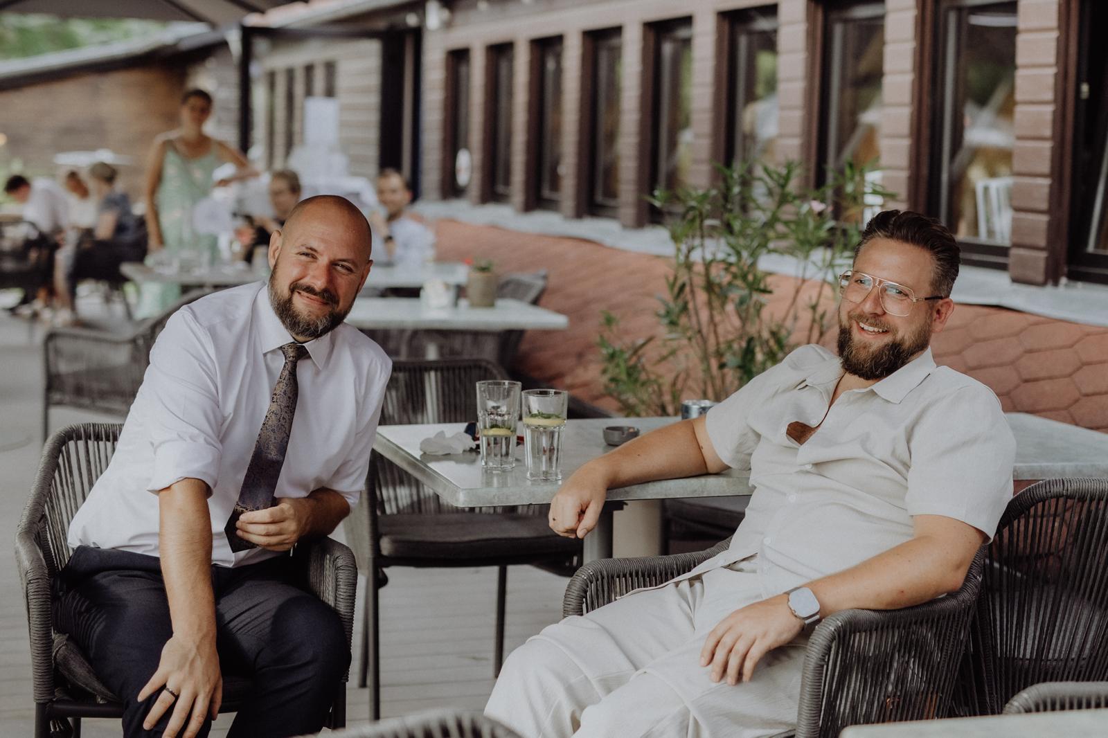 Tobias Reichert lacht auf der Terrasse